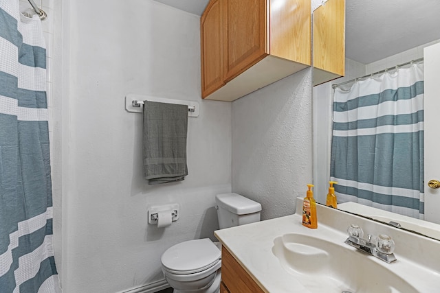 bathroom featuring a shower with shower curtain, a textured ceiling, vanity, and toilet