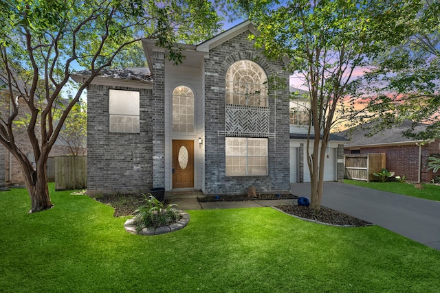 view of front facade featuring a lawn