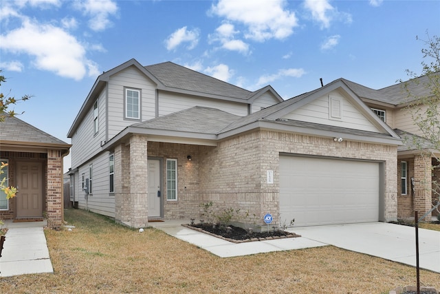 view of front of property featuring a front lawn