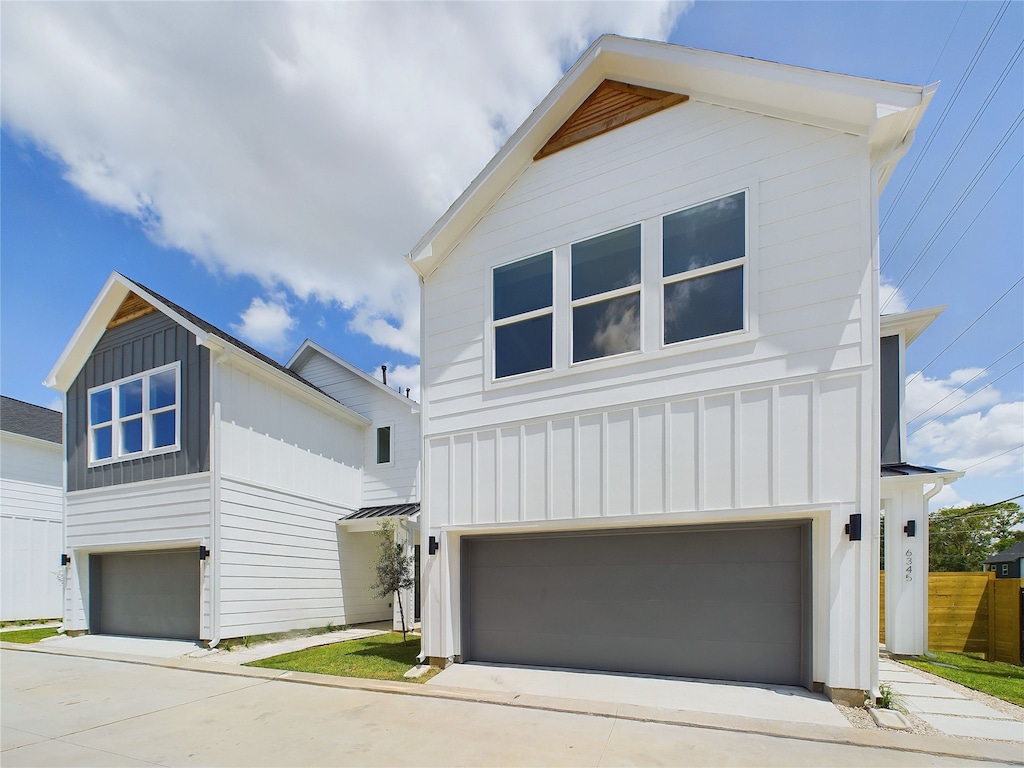 view of front facade with a garage