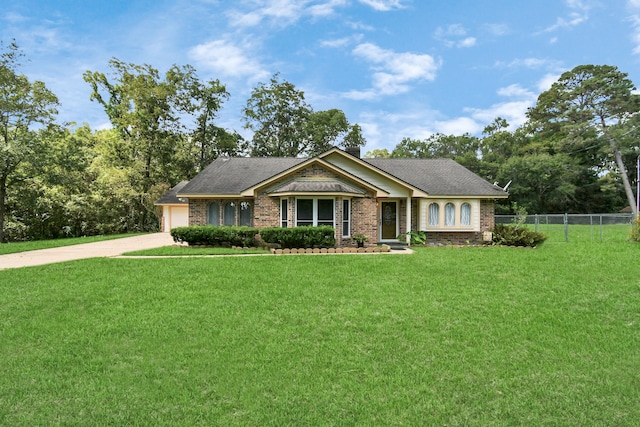 view of front of home featuring a front yard