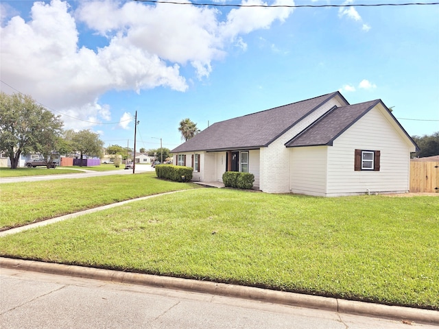 view of front of house featuring a front lawn