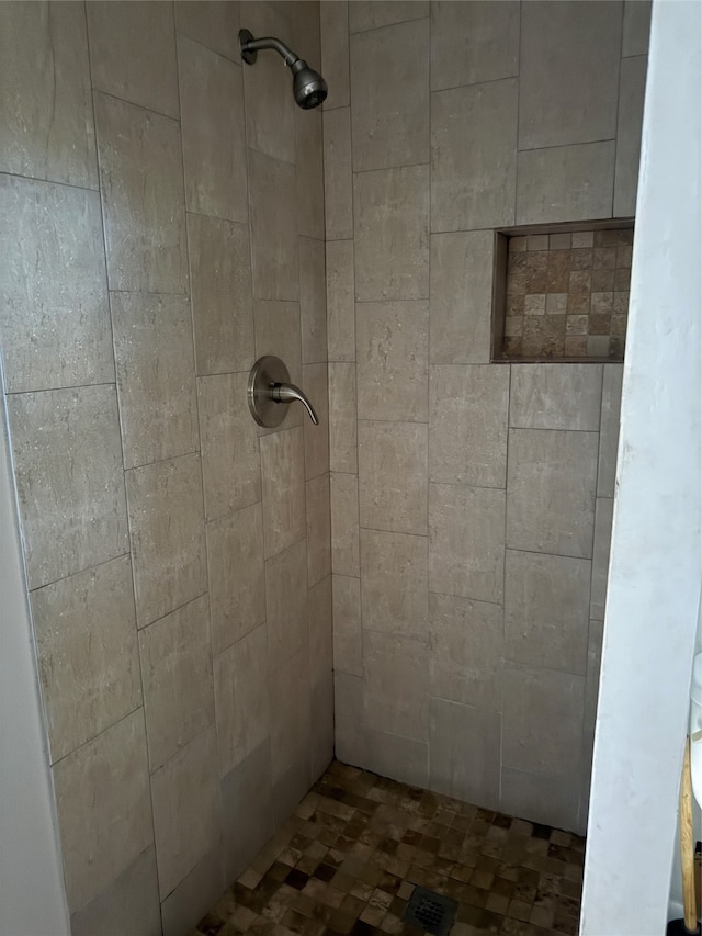 bathroom featuring tiled shower