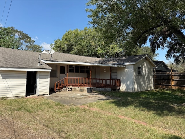 back of house featuring a yard