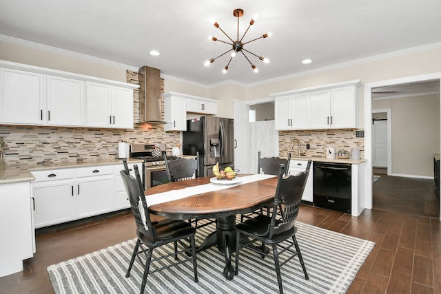 dining area featuring crown molding, sink, dark hardwood / wood-style floors, and a notable chandelier