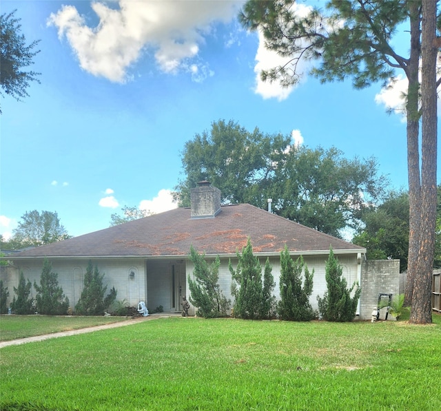 single story home featuring a front lawn