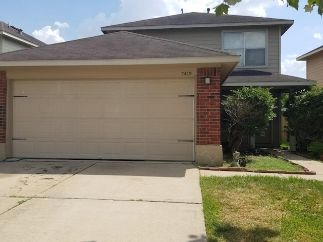 view of front facade featuring a front yard