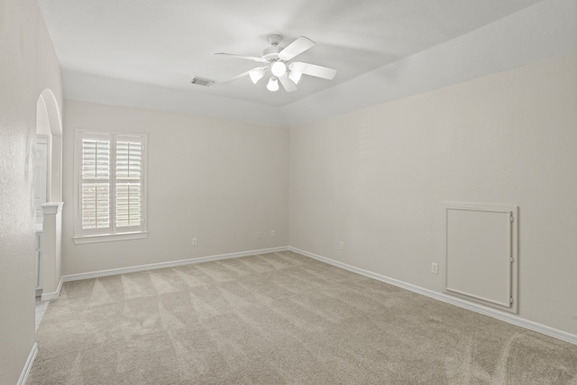 carpeted empty room featuring ceiling fan