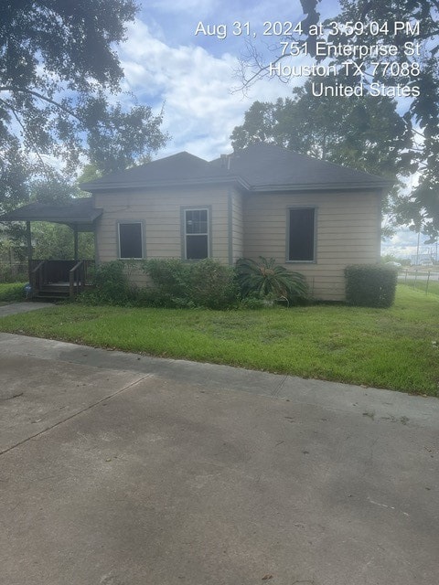 view of front of property with a front yard