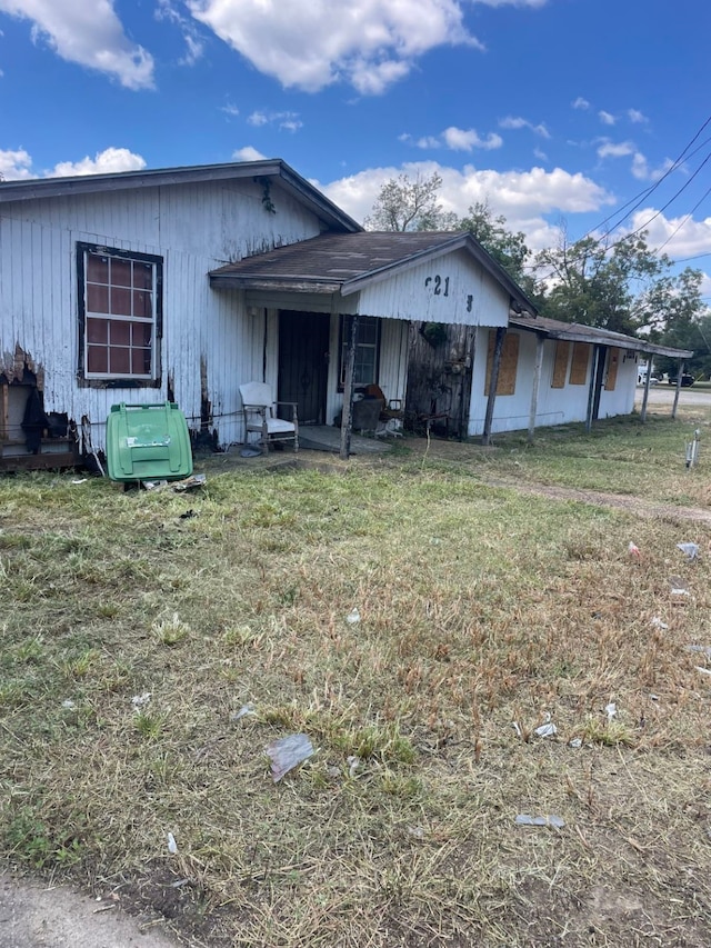 view of front of house featuring a front lawn