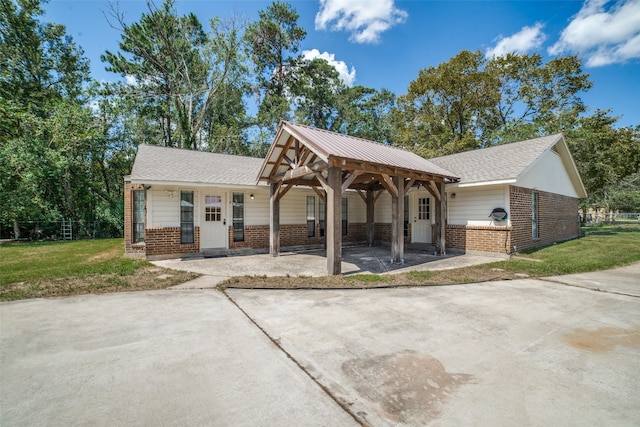 view of front of house with a front yard