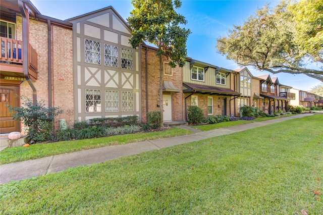 view of front facade featuring a front yard