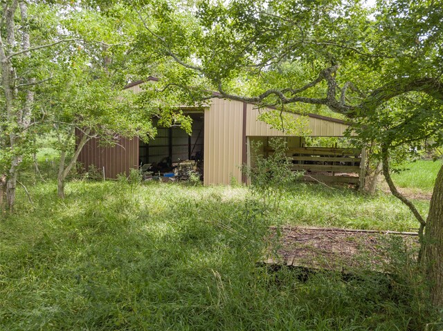 view of yard with an outdoor structure