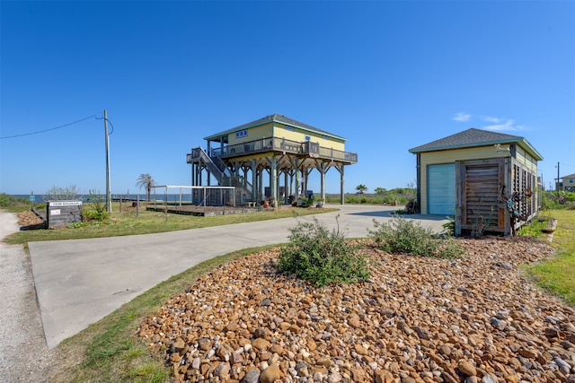 view of property's community featuring a garage