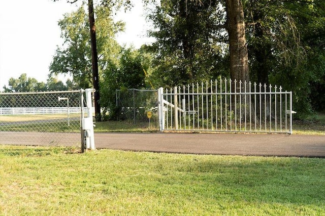 view of property's community featuring a yard