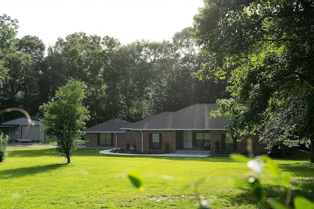 view of front of house featuring a front yard