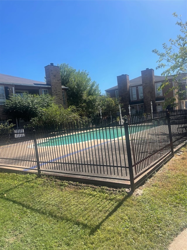 view of pool featuring a yard