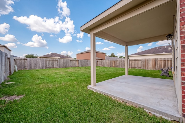 view of yard featuring a patio area