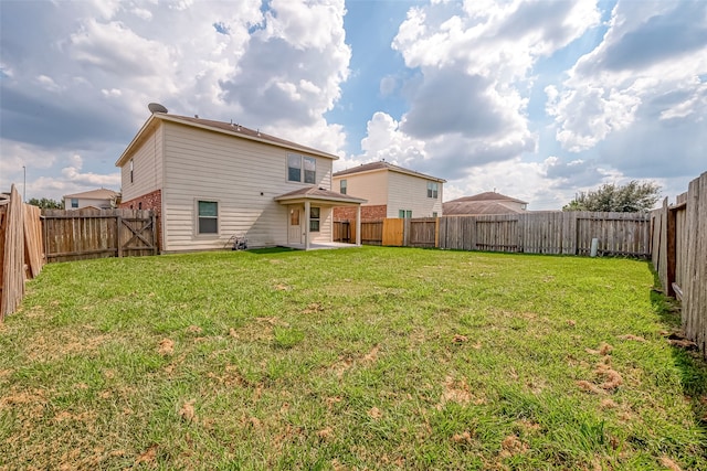 view of yard featuring a patio area