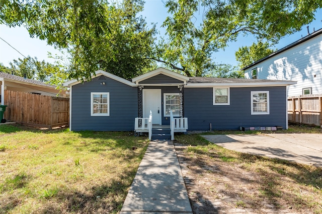 single story home featuring a front yard