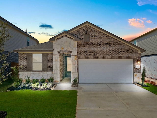 view of front facade featuring a garage and a yard