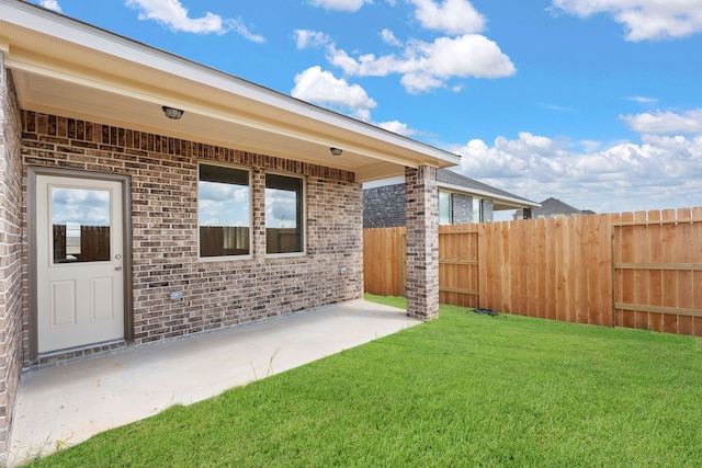 view of yard featuring a patio area