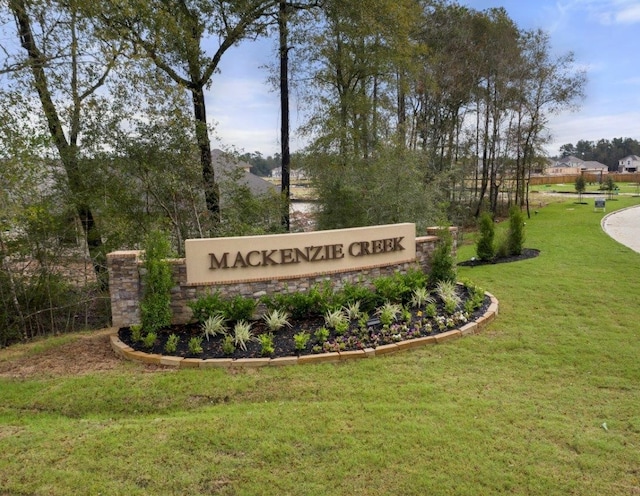 community sign with a lawn