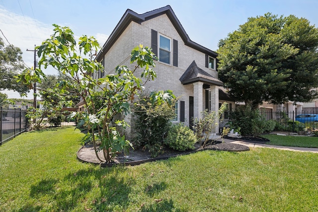 view of front of home featuring a front yard