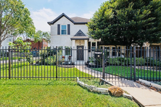 view of front of property featuring a front yard