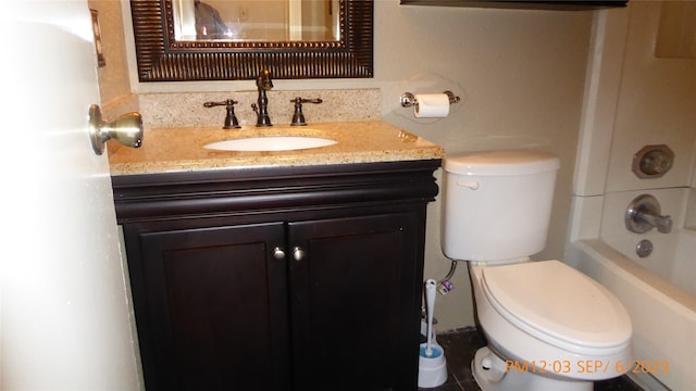 full bathroom with washtub / shower combination, vanity, and toilet