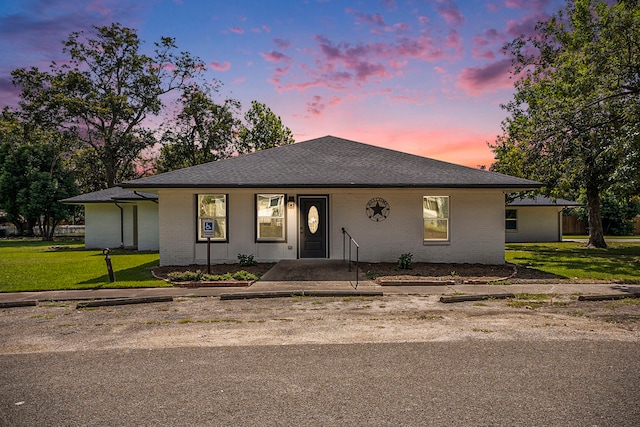 view of front of property featuring a lawn