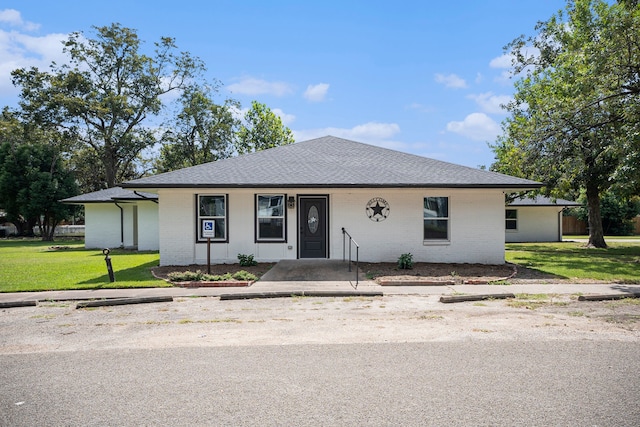 view of front facade featuring a front lawn