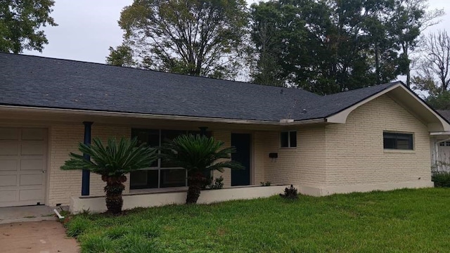 view of front facade with a front lawn