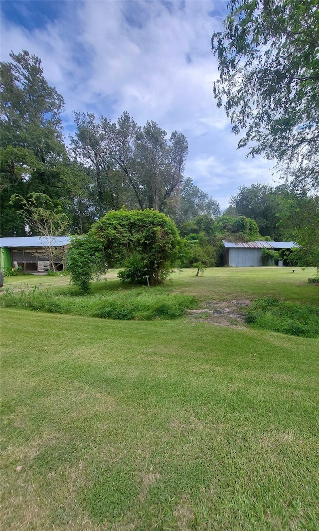 view of yard featuring an outbuilding