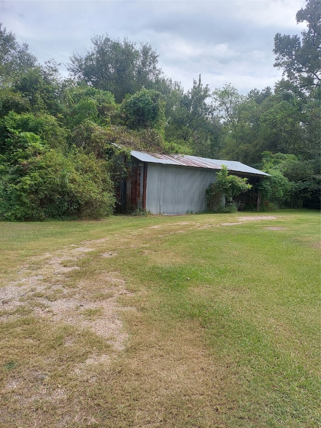 view of yard featuring an outdoor structure