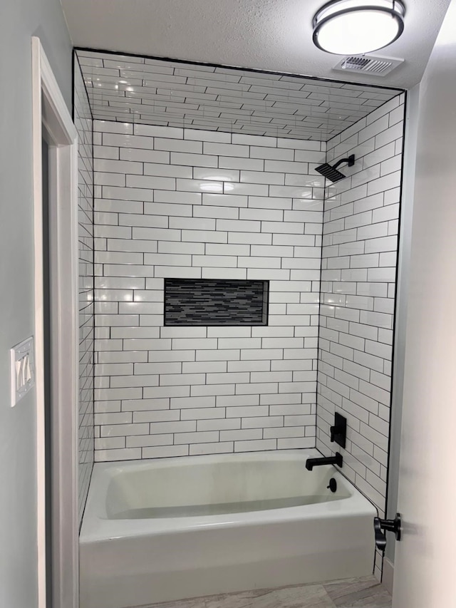 bathroom with tiled shower / bath