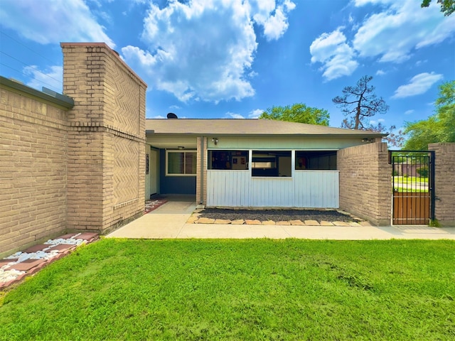 view of front of house with a front lawn