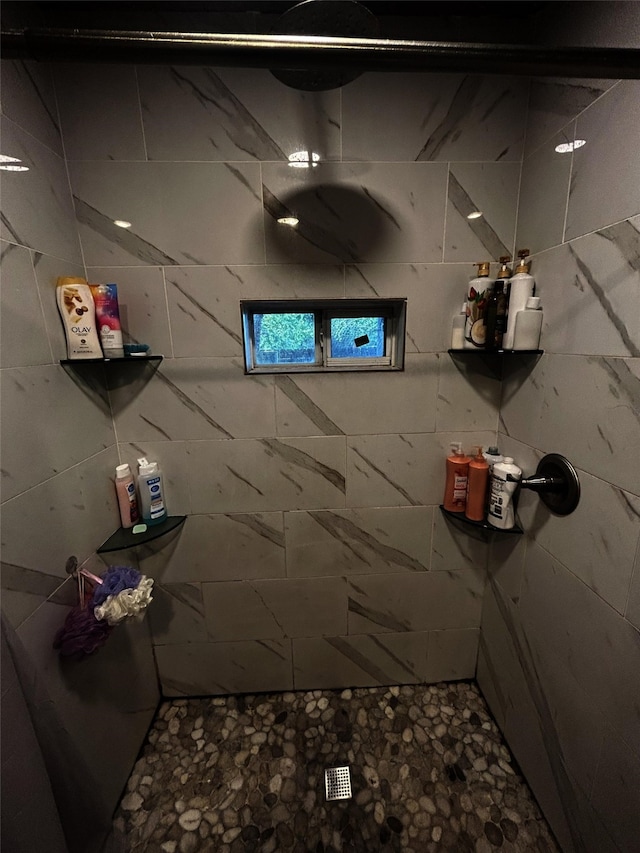 bathroom featuring a tile shower