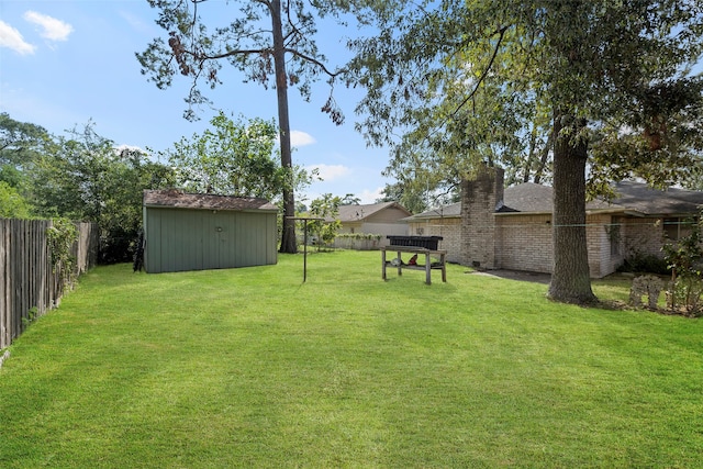 view of yard with a shed