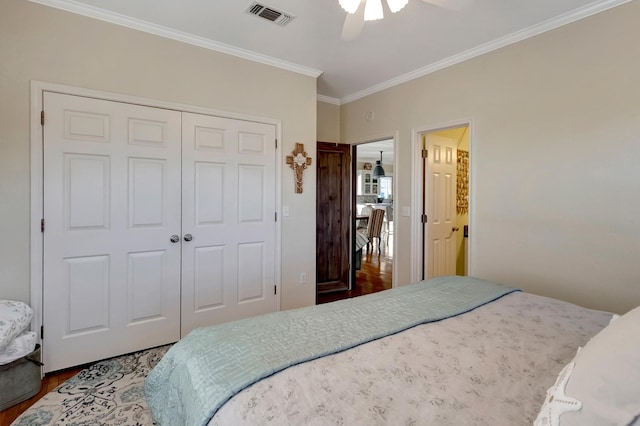 4850 County Road 328, Vanderbilt, TX 77969 - bedroom featuring crown molding, a closet, wood finished floors, visible vents, and ceiling fan