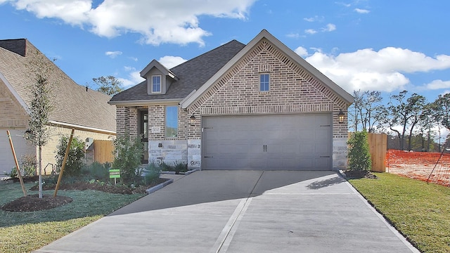 view of front of property featuring a front yard