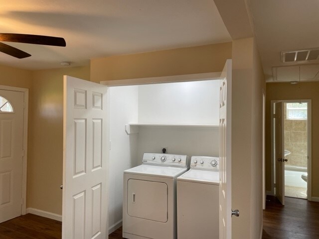 laundry room featuring dark hardwood / wood-style floors, ceiling fan, and independent washer and dryer