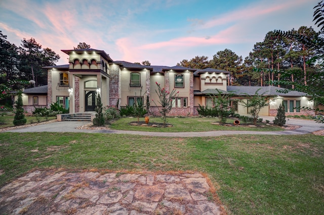 view of front of home featuring a lawn