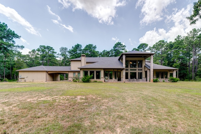 view of front of property featuring a front yard