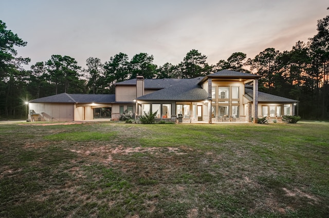 view of front facade featuring a lawn