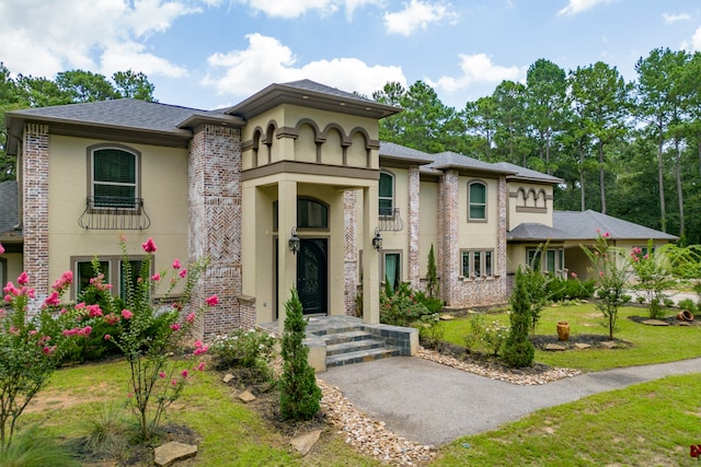 view of front facade featuring a front yard