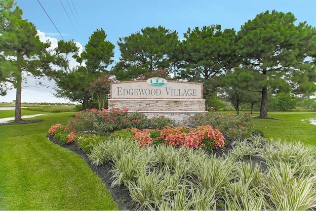 community / neighborhood sign featuring a yard