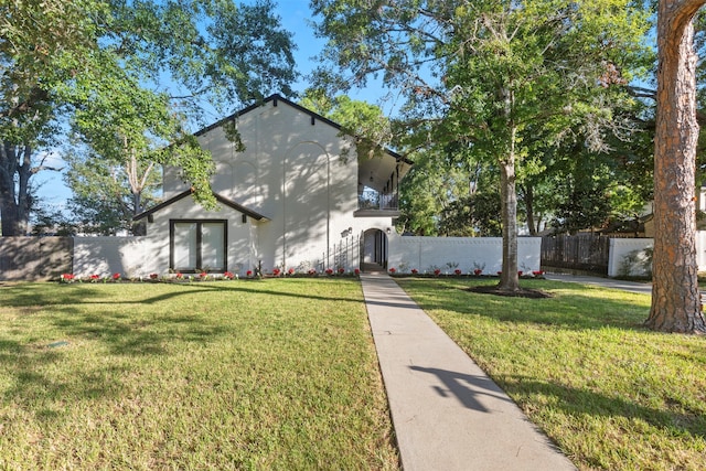 view of front of home featuring a front lawn