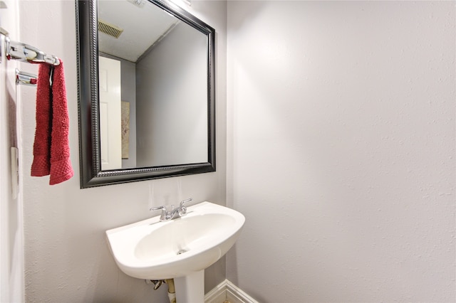 bathroom featuring sink