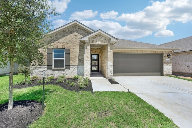 view of front facade featuring a garage